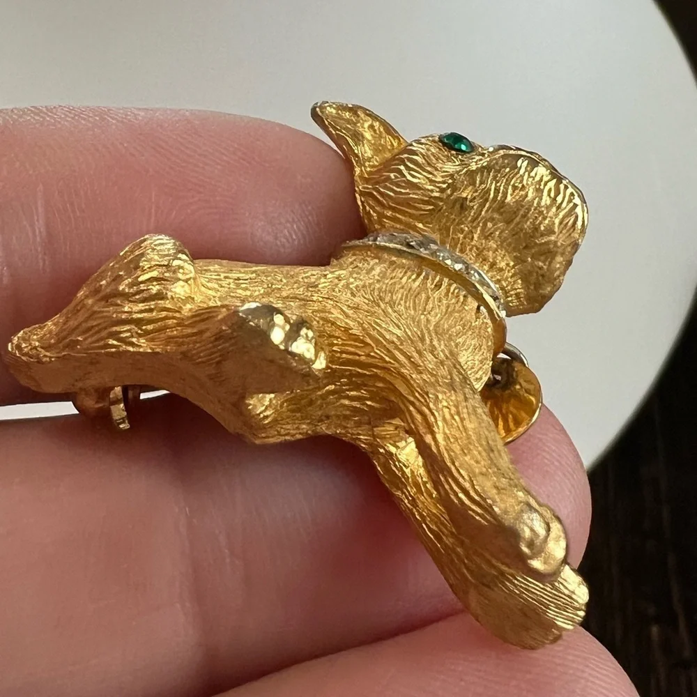 Vintage gold tone pouty dog brooch green eyes rhinestone collar